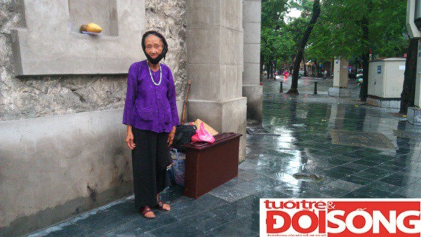 	Bà Nguyễn Thi Loan vẫn ngày đêm lang thang ở khu vực Bốt Hàng Đậu - chỗ đầu đường Quán Thánh - Hàng Than, Hà Nội