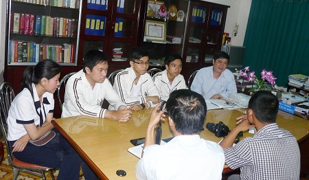 Thầy Phạm Đăng Khoa - Hiệu trưởng Trường THPT Chuyên Nguyễn Du (TP Buôn Ma Thuột, tỉnh Đắk Lắk) cùng với 4 thủ khoa học lớp 12 Chuyên Toán (vắng em Nguyễn Cường Quốc) trao đổi với các phóng viên.