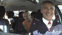Thủ tướng Jens Stoltenberg tươi cười khi nói chuyện với các hành khách trong taxi do mình lái - Ảnh: Reuters