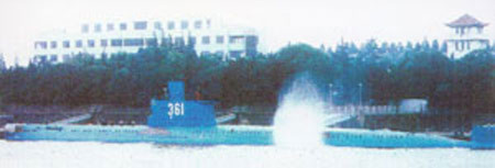 Tàu ngầm số 361 được kéo về cảng Ngọc Lâm sau khi xảy ra tai nạn