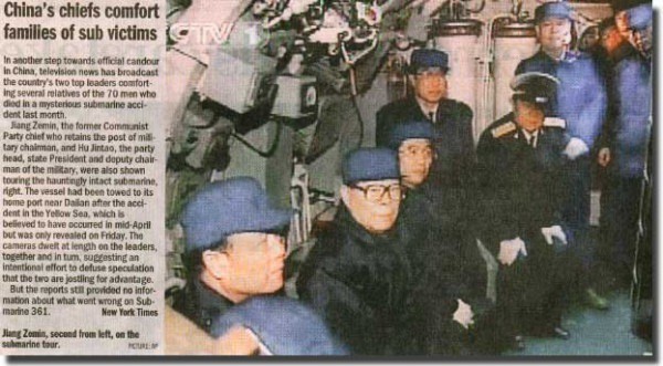 
Bức ảnh chụp các quan chức cấp cao của Trung Quốc cùng thân nhân của các thủy thủ hy sinh trên tàu 361. Con tàu nhìn vẫn còn nguyên vẹn. Chính điều này khiến nguyên nhân chìm tàu càng là một bí ẩn.