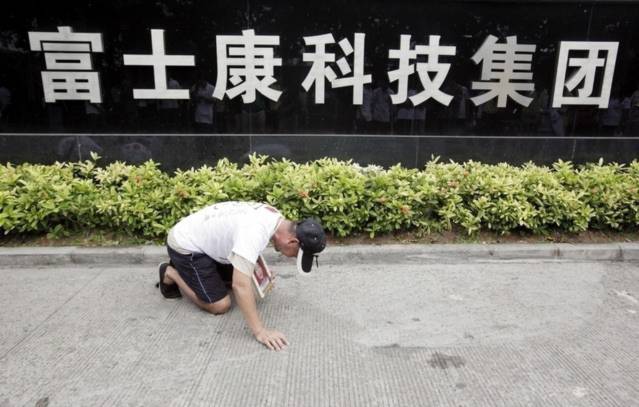 Người cha ôm di ảnh con trai bên ngoài Foxconn tháng 5 – 2010 Người cha ôm di ảnh con trai bên ngoài Foxconn tháng 5 – 2010
