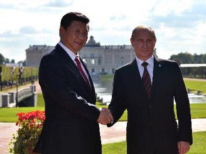 Tổng thống Nga Putin và Chủ tịch Trung Quốc Tập Cận Bình trước khi tham gia hội nghị. (Ảnh: Duy Trinh/TTXVN)
