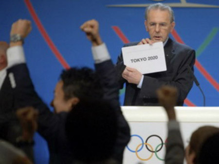 Chủ tịch Ủy ban Olympic quốc tế (IOC) Jacques Rogue công bố Tokyo là nơi đăng cai sự kiện Olympic 2020