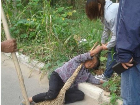 Cảnh tượng cô gái hành hung bà lão. Cảnh tượng cô gái hành hung bà lão.