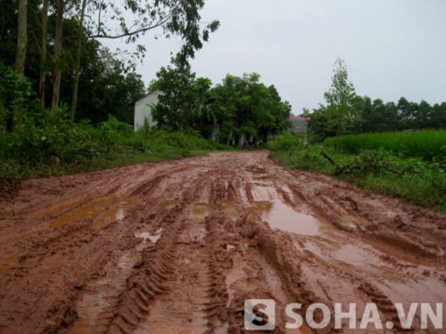 Đường sá của người dân các thôn, xóm ở xã Thành Công gặp rất nhiều khó khăn.
