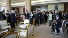 Tổng thống Indonesia chơi đàn tại APEC nhưng kinh tế vùng chưa khởi sắc