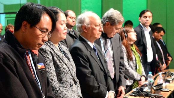  	Ông Yeb Sano và các đại biểu tham dự COP19 mặc niệm nạn nhân bão Haiyan