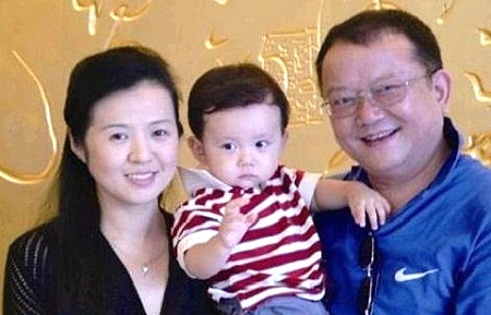 Vương Cương cùng vợ thứ 3 và con trai