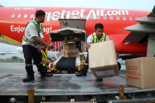 Hàng cứu trợ chuyển đến sân bay ở thủ đô Manila. Ảnh: An Nhơn