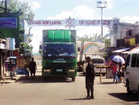 Xe cứu trợ mắc kẹt trên đường từ đảo Luzon tới Bắc Samar vì thiếu phà
