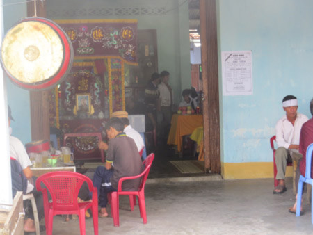 Gia đình, bà con đang đau buồn trước cái chết thê thảm của ông Siêu Gia đình, bà con đang đau buồn trước cái chết thê thảm của ông Siêu