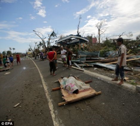 Chùm ảnh: Những thi thể nằm la liệt gây ám ảnh trong siêu bão Haiyan 15
