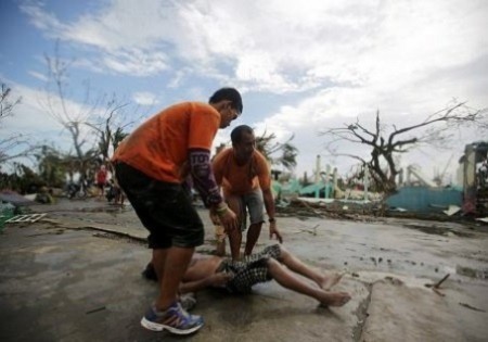 Chùm ảnh: Những thi thể nằm la liệt gây ám ảnh trong siêu bão Haiyan 16