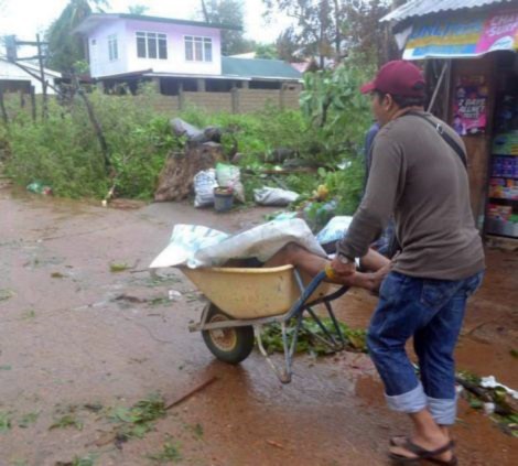 Chùm ảnh: Những thi thể nằm la liệt gây ám ảnh trong siêu bão Haiyan 17