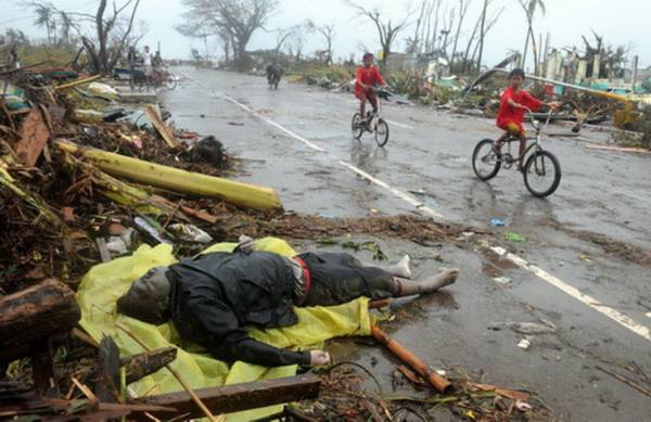 Chùm ảnh: Những thi thể nằm la liệt gây ám ảnh trong siêu bão Haiyan 2