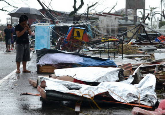 Chùm ảnh: Những thi thể nằm la liệt gây ám ảnh trong siêu bão Haiyan 4