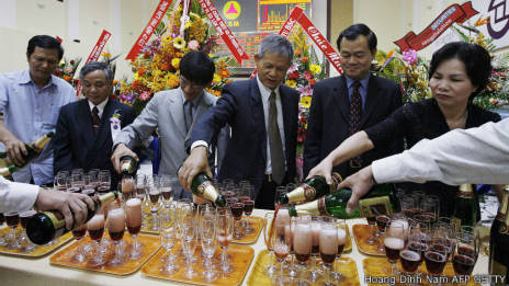 Rượu tại tiệc mừng ở Sở Giao dịch chứng khoán thành phố Hồ Chí Minh