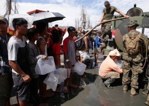 Quân đội Mỹ cung cấp nước uống cho nạn nhân siêu bão ở thành phố Tacloban. Ảnh: AP Quân đội Mỹ cung cấp nước uống cho nạn nhân siêu bão ở thành phố Tacloban. Ảnh: AP