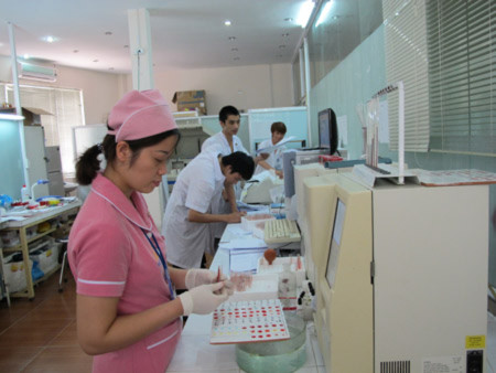 Xét nghiệm máu tại Bệnh viện tư nhân Hồng Ngọc, Hà Nội (ảnh minh hoạ). Xét nghiệm máu tại Bệnh viện tư nhân Hồng Ngọc, Hà Nội (ảnh minh hoạ).