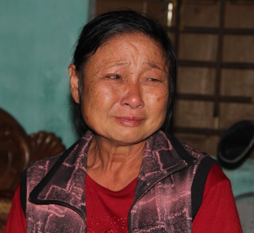 Nghĩ đến những ngày tháng đắng cay tủi nhục gần 17 năm qua, bà Bùi Thị Hồng Nhân không cầm được nước mắt 
