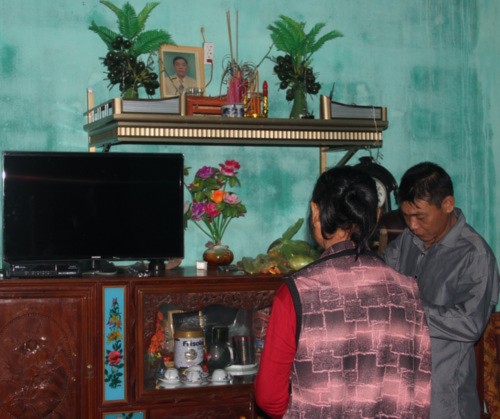 Sau khi trở về, người phụ nữ bất hạnh thắp hương lên bàn thờ chồng Sau khi trở về, người phụ nữ bất hạnh thắp hương lên bàn thờ chồng