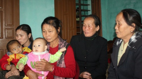Nước mắt sum vầy của người thân và bà con lối xóm Nước mắt sum vầy của người thân và bà con lối xóm