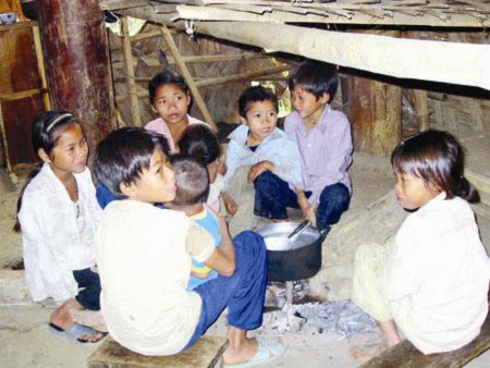Tám đứa trẻ của 1 gia đình người Đan Lai . Tám đứa trẻ của 1 gia đình người Đan Lai .