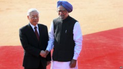 Thủ tướng Ấn Độ Manmohan Singh (phải) tiếp Tổng Bí Thư Đảng Cộng Sản Việt Nam Nguyễn Phú Trọng tại dinh tổng thống ở New Delhi, Ấn Độ, 20/11/13