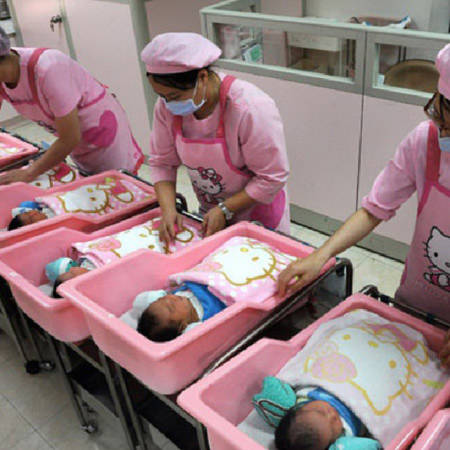 Chăm sóc trẻ sơ sinh ở một bệnh viện của Nhật Bản. Chăm sóc trẻ sơ sinh ở một bệnh viện của Nhật Bản.