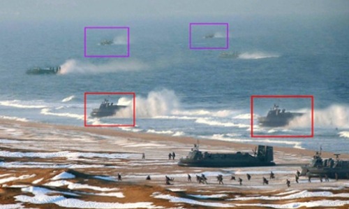 Bức ảnh về cuộc tập trận đổ bộ được Triều Tiên công mới đây, cho thấy 8 chiếc tàu độ bộ đệm khí đang hường về bờ biển ở miền đông nước này. Tuy nhiên, các chuyên gia quân sự phương Tây cho rằng 2 chiếc tàu chuẩn bị cập bờ gần nhất đã được thêm vào bức ảnh bằng kỹ thuật photoshop.