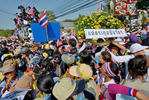 Người biểu tình chống chính phủ Thái Lan tập trung bên ngoài nhà của Thủ tướng Yingluck Shinawatra tại Bangkok ngày 22 tháng 12 năm 2013.
AFP