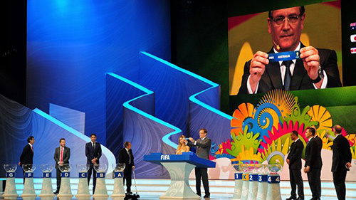 Ông Valcke bốc thăm chia bảng World Cup 2014 (Ảnh: Getty Images).