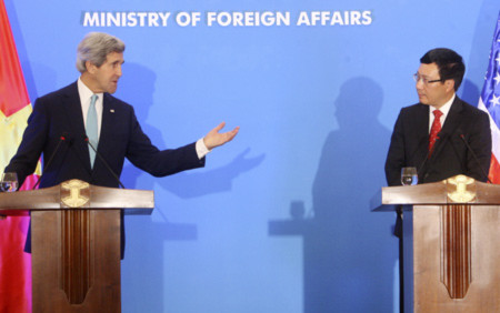 Ngoại trưởng Hoa Kỳ John Kerry và Phó thủ tướng, Bộ trưởng Ngoại giao Phạm Bình Minh tại buổi họp báo tại Nhà khách Chính phủ số 12 Ngô Quyền ngày 16/12 (Ảnh Hữu Nghị).