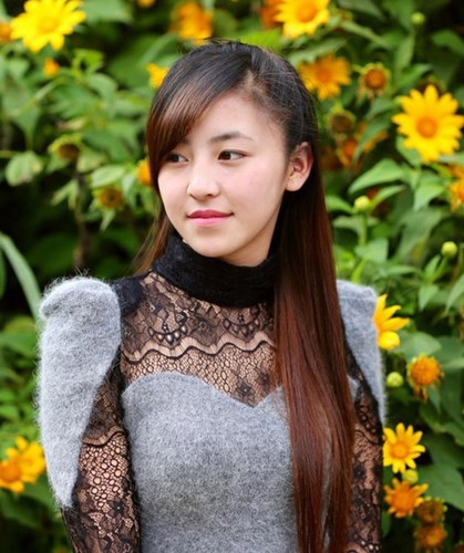 Hưởng một khí hậu hiền hòa, mát dịu quanh năm, thiếu nữ Đà Lạt thường có làn da trắng như trứng gà bóc và đôi má hồng hào rất đáng yêu. “Hot girl bánh tráng trộn Đà Lạt” làm dân mạng phát sốt những ngày gần đây là một ví dụ điển hình.
