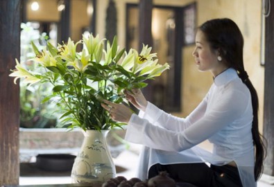 Từ hàng thế kỷ trước, những người con gái Hà Thành đã nức tiếng gần xa vì vẻ đẹp dịu dàng, cách ăn mặc, trang điểm nền nã, và đặc biệt là lối ứng xử lịch lãm, tinh tế.