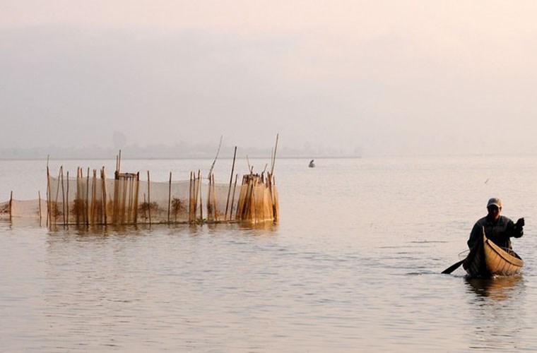 Hồ Lak. Khi đến đây, bạn hãy chèo thuyền độc mộc trên mặt hồ Lak yên bình ở Đăk Lăk hoặc cưỡi voi dạo chơi giữa mênh mông sông nước hay khám phá khu rừng bao quanh hồ trước khi thưởng thức cảnh hoàng hôn tuyệt đẹp