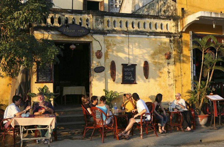 Hội An. Đây là vùng đất có nhiều di sản văn hóa, các ngôi nhà cổ kính được bảo tồn. Cuộc sống yên bình của người dân Hội An sẽ khiến du khách có một chuyến du lịch kéo dài vài ngày vô cùng thú vị