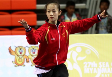 Tuyển thủ wushu VN Trần Thị Minh Nguyệt tập ké với đội tuyển wushu Brunei và Lào - Ảnh: Khả Hòa