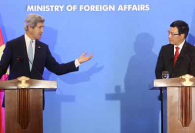 Ngoại trưởng Hoa Kỳ John Kerry và Phó thủ tướng, Bộ trưởng Ngoại giao Phạm Bình Minh tại buổi họp báo tại Nhà khách Chính phủ số 12 Ngô Quyền ngày 16/12 (Ảnh Hữu Nghị).