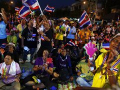 Phe Áo Vàng biểu tình gần trụ sở chính phủ Thái Lan, Bangkok, tối ngày 10/12/2013
REUTERS