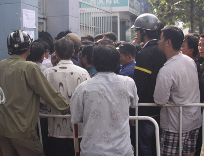 Đây là chiêu của dân phe, giúp họ có thể mua vé được nhiều lần trong ngày: Người đàn ông (giữa) không xếp hàng..