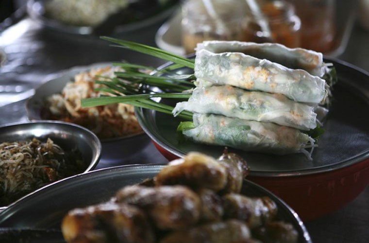 Món ăn đường phố. Đắm chìm trong không khí ăn uống tại các quán ăn hè phố, những quầy ăn di động khắp phố phường, thưởng thức đĩa thức ăn tươi ngon mang lại những trải nghiệm văn hóa và ẩm thực thú vị cho du khách khi đến Việt Nam.