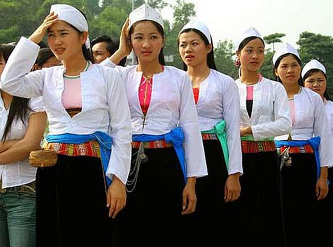 Từ nhiều đời nay, thung lũng Mường So (Phong Thổ, Lai Châu) vẫn vang danh là vùng đất nhiều mỹ nữ. Truyền thuyết kể rằng Nàng Han, người con gái Thái đẹp nhất Tây Bắc đã ban cho nơi đây một dòng suối quý “hóa thân” từ bộ váy áo của mình để bất cứ thiếu nữ nào tắm gội, vẫy vùng trên dòng suối ấy đều trở nên xinh đẹp lạ thường.