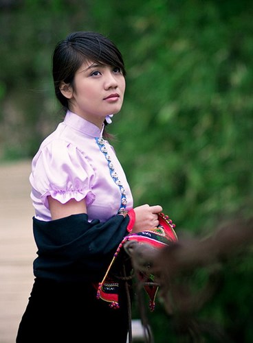 Gắn với câu thành ngữ “Chè Thái, gái Tuyên”, người con gái Tuyên Quang nổi tiếng với vóc dáng cân đối, khỏe khoắn, vẻ đẹp đằm thắm, thanh thoát hút hồn người. (Ảnh minh họa).