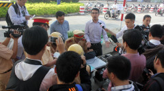 Ông Lương Trọng Hải (đứng giữa) giơ tay phản ứng việc CSGT dừng xe nhưng không cho ông xem hình ảnh xe vi phạm trước đó - Ảnh: Hoàng Lộc