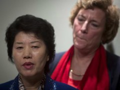 Bà Song Hwa Han (T), tỵ nạn chính trị Bắc Triều Tiên phát biểu trong cuộc họp báo, tại New York, Hoa Kỳ, 06/01/2014
REUTERS/Carlo Allegri