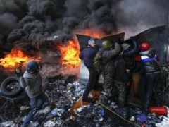 Người biểu tình Ukraina chọi đá và ném bom xăng, cảnh sát bắn trả bằng đạn cao su - REUTERS /Vasily Fedosenko