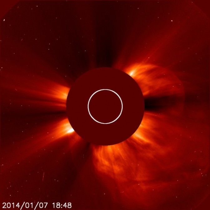 Một đám mây khổng lồ của các hạt năng lượng mặt trời, được gọi là một phóng trào nhật hoa, nổ ra khỏi ánh nắng mặt trời vào ngày 7 tháng 1 năm 2014.