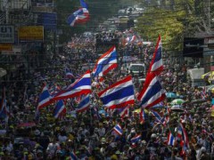 Người biểu tình chống chính phủ tuần hành tại trung tâm Bangkok ngày 5/1/2014 tiếp tục đòi thủ tướng Yingluck Shinawatra từ chức.
REUTERS/Athit Perawongmetha
